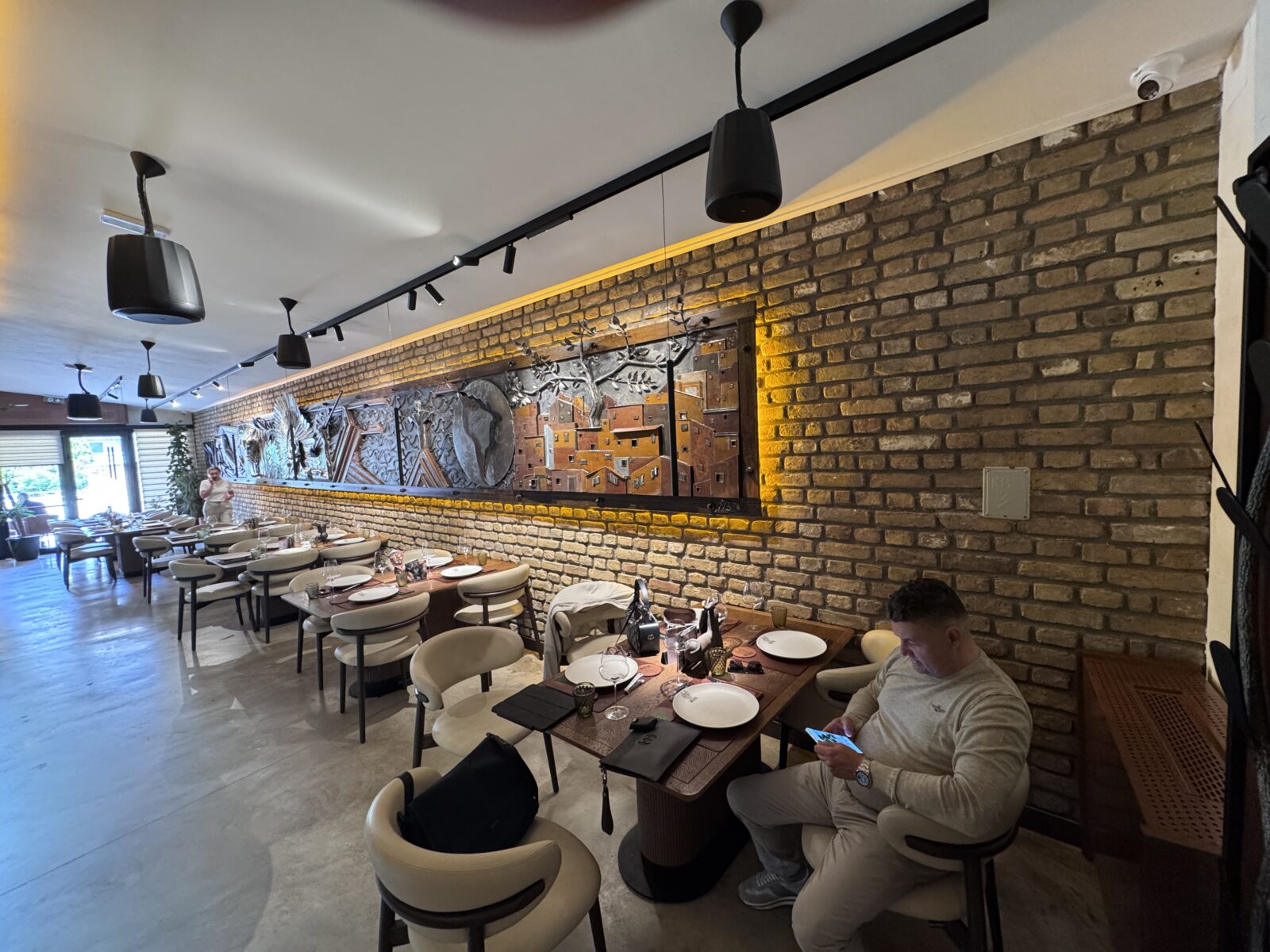 Dekoracje z mchu i roślin stabilizowanych do restauracji premium – projekt w Serbii 1 Dekoracje z mchu i roślin stabilizowanych do restauracji premium – projekt zieleni dekoracyjnej w Serbii