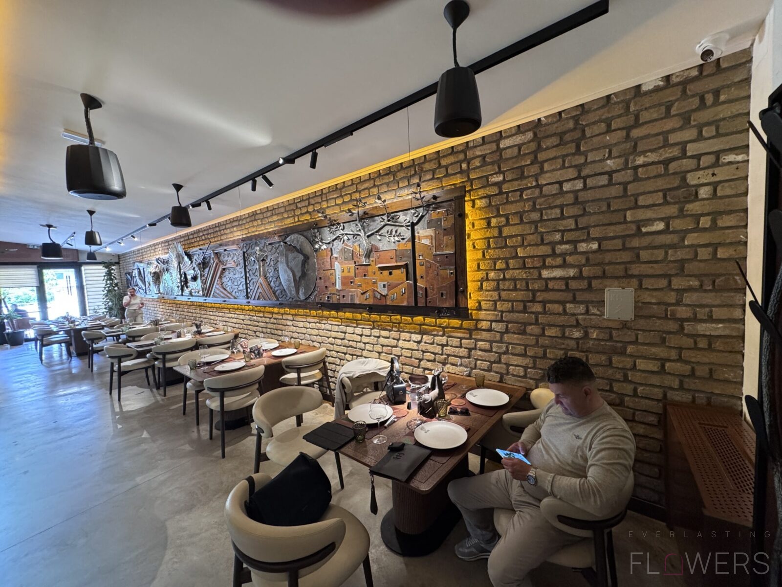 Dekoracje z mchu i roślin stabilizowanych do restauracji premium – projekt w Serbii 1 Dekoracje z mchu i roślin stabilizowanych do restauracji premium – projekt zieleni dekoracyjnej w Serbii