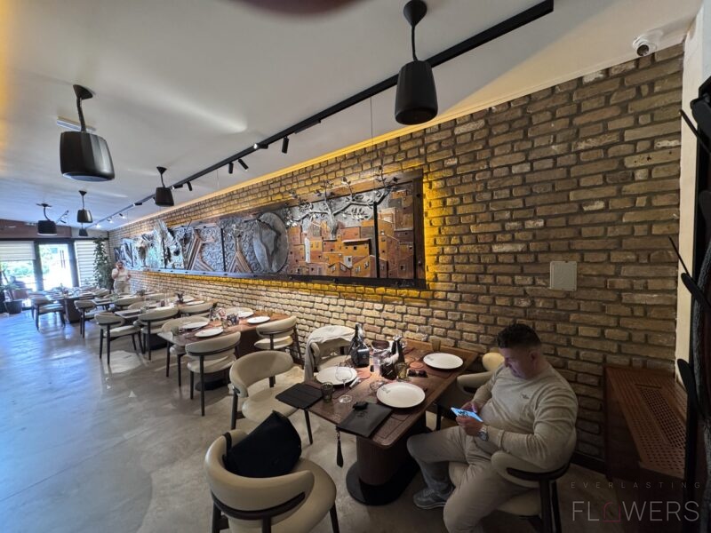 Dekoracje z mchu i roślin stabilizowanych do restauracji premium – projekt zieleni dekoracyjnej w Serbii
