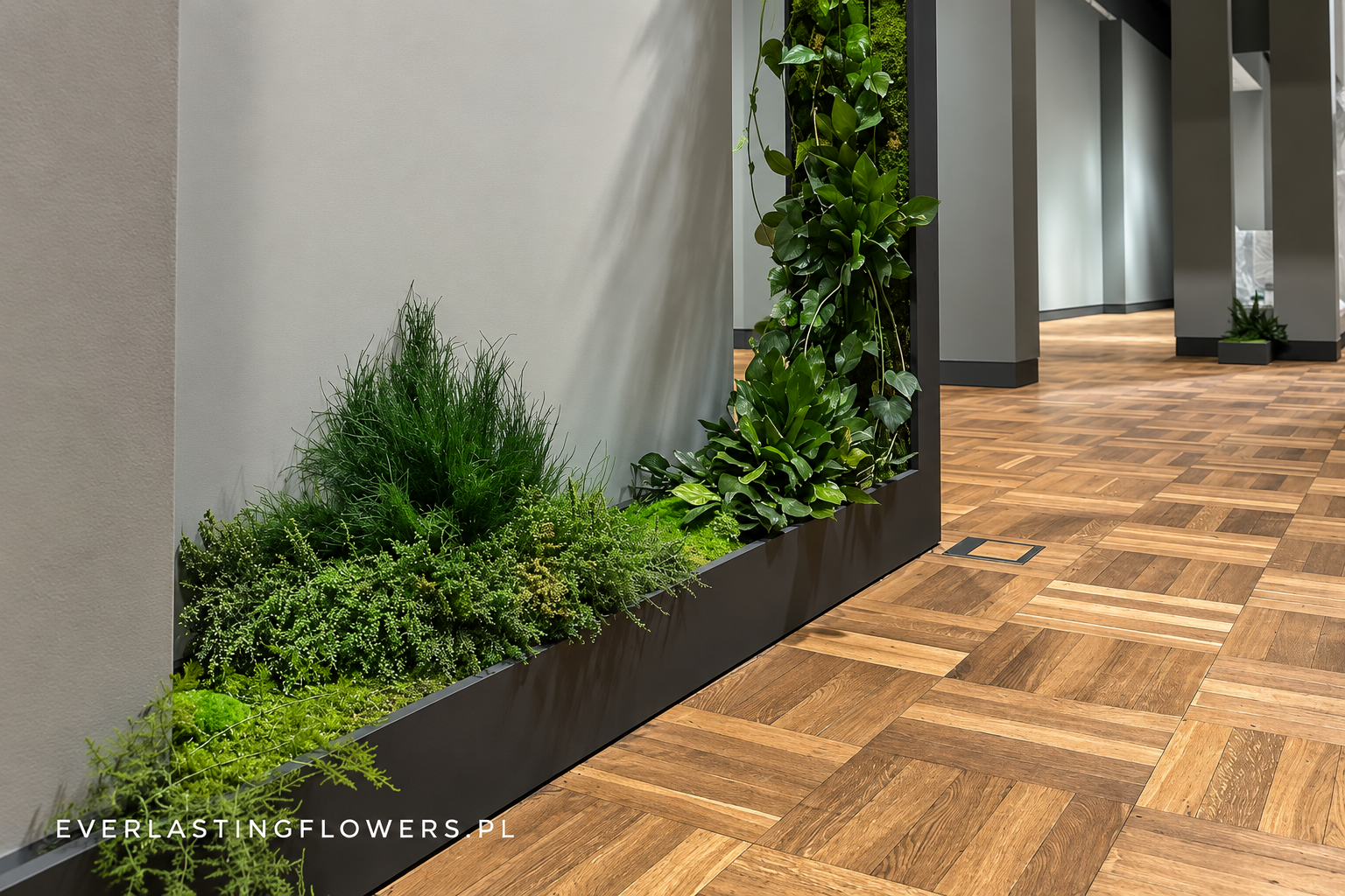 Zielone ściany Łódź – mech stabilizowany na wymiar 1 Dekoracja z naturalnego mchu i roślin stabilizowanych – realizacja Everlasting Flowers w Muzeum Narodowym w Warszawie
